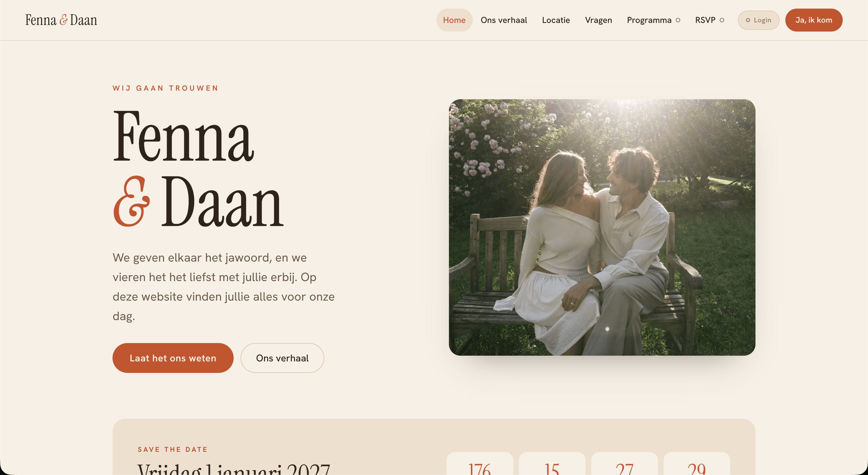 Homepage van de voorbeeldsite van Fenna en Daan: warme terracotta stijl met een tuinfoto van het paar op een bankje
